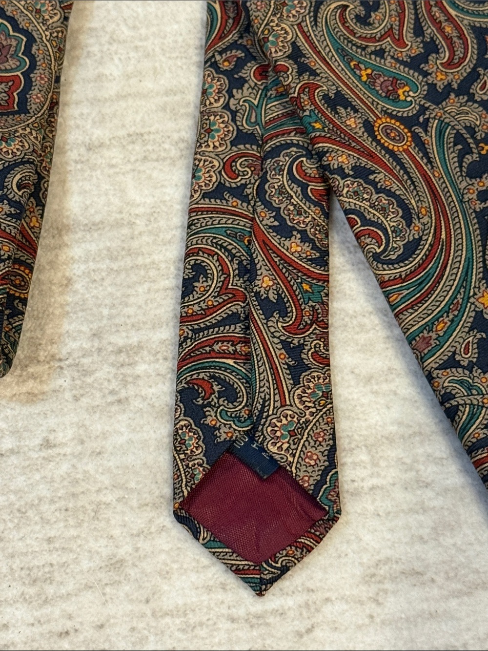100% silk Gant Paisley Pattern Men's Tie in Black, Red & Green - Picture 6 of 10